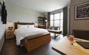 台北捷丝旅台北三重馆的配有一张床和一张书桌的酒店客房