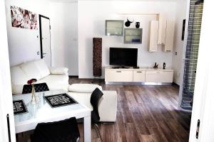拉瓦尼亚MACAIA的客厅配有白色沙发和电视