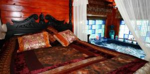 米纳Suite in nature的一间卧室配有一张大床和浴缸