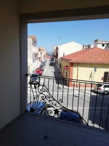 奥尔比亚B&B Nino的阳台享有街道和汽车的景致。
