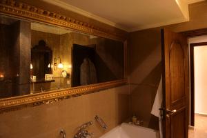 朱拜勒塞梅尔比布鲁斯酒店的一间带浴缸和大镜子的浴室