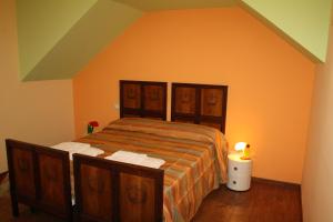 阿尔伊泰尔梅普林西比住宿加早餐酒店的一间卧室配有一张橙色墙壁的床