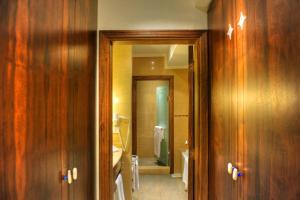 朱拜勒塞梅尔比布鲁斯酒店的浴室设有木镶板墙和镜子