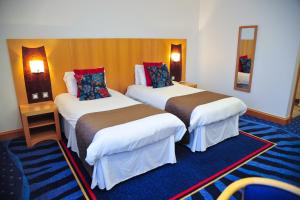 基尔马诺克公园酒店 的一间酒店客房内设有两张床的房间