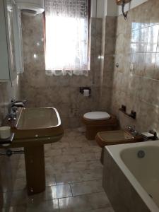 利扎诺casa vacanza Simona的浴室配有盥洗盆、卫生间和浴缸。