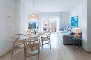 甘迪亚Calmo Singular Apartments的客厅配有桌椅和沙发