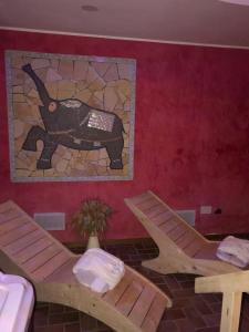 蒙蒂菲阿斯科尼阿尔塔维拉酒店的一间设有两把椅子和马赛克墙的房间