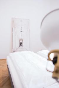 维也纳HeyMi Apartments Stephansdom的白色的客房配有床和镜子