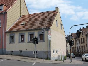 萨尔布吕肯Haus Ferienwohnungen Hubert的街道上一座棕色屋顶的建筑