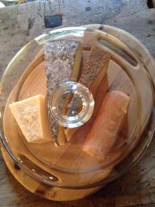 PisanoB&B Mamma Mia的一块玻璃盘,上面有面包片和奶酪片