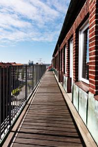 哥德堡Sure Hotel by Best Western Arena的木板路通往带窗户的建筑