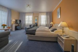 韦瑟灵蓬蒂维酒店的酒店客房设有一张大床和一张书桌。
