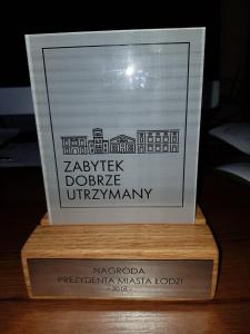 罗兹Próchnika 49 Rooms的桌子顶部有奖杯的木盒