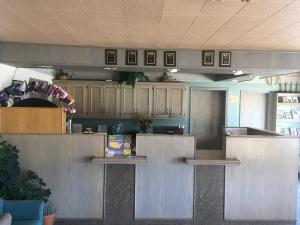 利柏提Budget Inn Lafonda Motel的厨房配有木制橱柜和台面