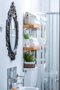 卡拉马基Villa Iceberg Mini的一间带卫生间、镜子和毛巾的浴室