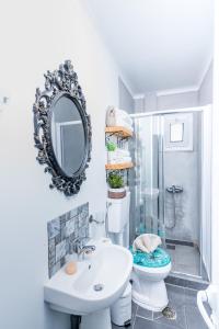 卡拉马基Villa Iceberg Mini的一间带卫生间、水槽和镜子的浴室