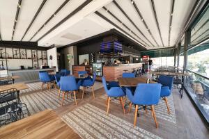 安塔利亚Lara Suite’s Apart Hotel的一间设有蓝色椅子和桌子的餐厅
