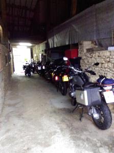 Châtenois洛吉塔旅游洛普酒店的一排摩托车停在车库里