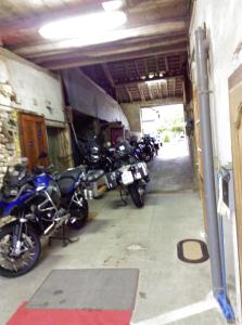 Châtenois洛吉塔旅游洛普酒店的停放在车库里的一群摩托车