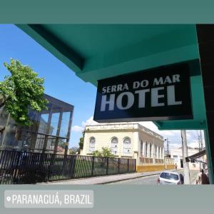 巴拉那瓜Hotel Serra do Mar的大楼前的酒店标志
