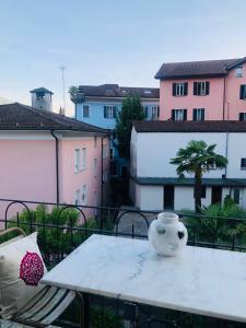 洛迦诺La Corte dell'Ulivo的坐在阳台上桌子上的白色花瓶