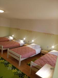 ZollGostilna Tratnik的一间设有两张床和两张桌子的房间