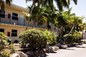 Summerland Key卢港珊瑚礁度假酒店的一座棕榈树和灌木丛的建筑