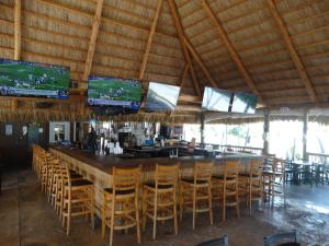 Summerland Key卢港珊瑚礁度假酒店的酒吧,有一堆椅子和电视