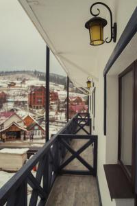 布克维Hotel Monysto的享有城镇景致的阳台
