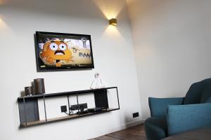 斯塔沃洛Remacle3的客厅的墙上配有电视