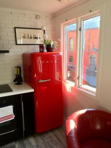 斯塔万格Cozee Central Apartments的带窗户的厨房里的红色冰箱