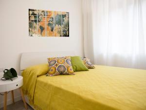 米兰Milano Navigli Apartment - Zona Tortona的一间卧室配有一张黄色床罩的床