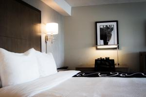 安克雷奇速8安克雷奇酒店的酒店客房,配有床和黑白照片