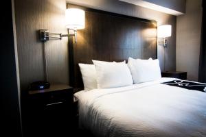 安克雷奇速8安克雷奇酒店的酒店客房配有一张带白色枕头的大床