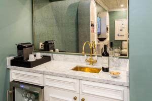 休斯顿兰开斯特酒店的一间带水槽和镜子的浴室
