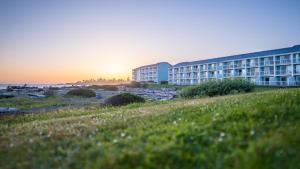 布鲁金斯Beachfront Inn的海滩上的酒店,背靠日落