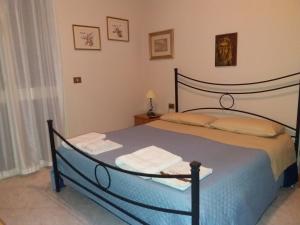 冯塔尼比安奇B&B Villa Pegaso的一间卧室配有一张大床和两条毛巾