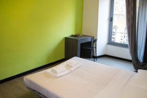 罗马多莫斯奥塔维亚诺幸运公寓的一间卧室设有一张床和绿色的墙壁