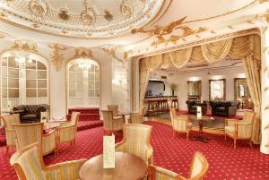 伦敦Grand Royale Hyde Park的大楼内带桌椅的大型客房