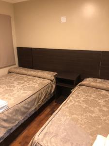 拉基亚卡水晶酒店的一间设有两张床和一张小桌子的房间