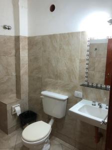 拉基亚卡水晶酒店的一间带卫生间和水槽的浴室