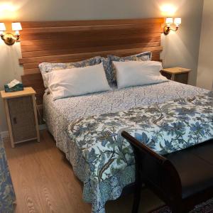 吉布森斯Gibsons Harbour Retreat的一间卧室配有一张大床和木制床头板