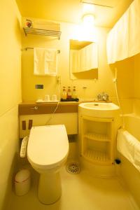 鹿儿岛南洲馆酒店的浴室配有白色卫生间和盥洗盆。