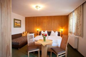 法伊施特瑙斯基沃勒旅馆的酒店客房带一张床、一张桌子和椅子