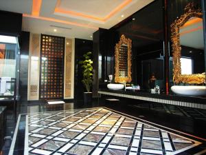 中坜摩斯时尚汽车旅馆的浴室设有2个水槽和2面镜子