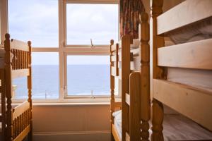 纽基柏蒂旅社的客房设有两张双层床和一扇窗户。
