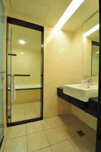 泰山君祥酒店 的一间带水槽和淋浴的浴室