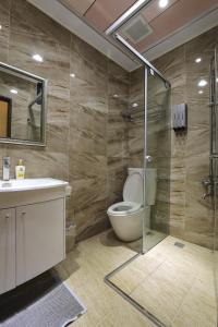 马公星乐民宿 的浴室配有卫生间、盥洗盆和淋浴。