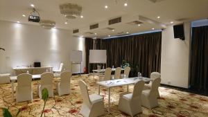 吉隆坡B公园酒店的一间会议室,配有白色的桌子和白色的椅子