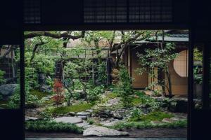 京都Luxury hotel SOWAKA的建筑前的花园